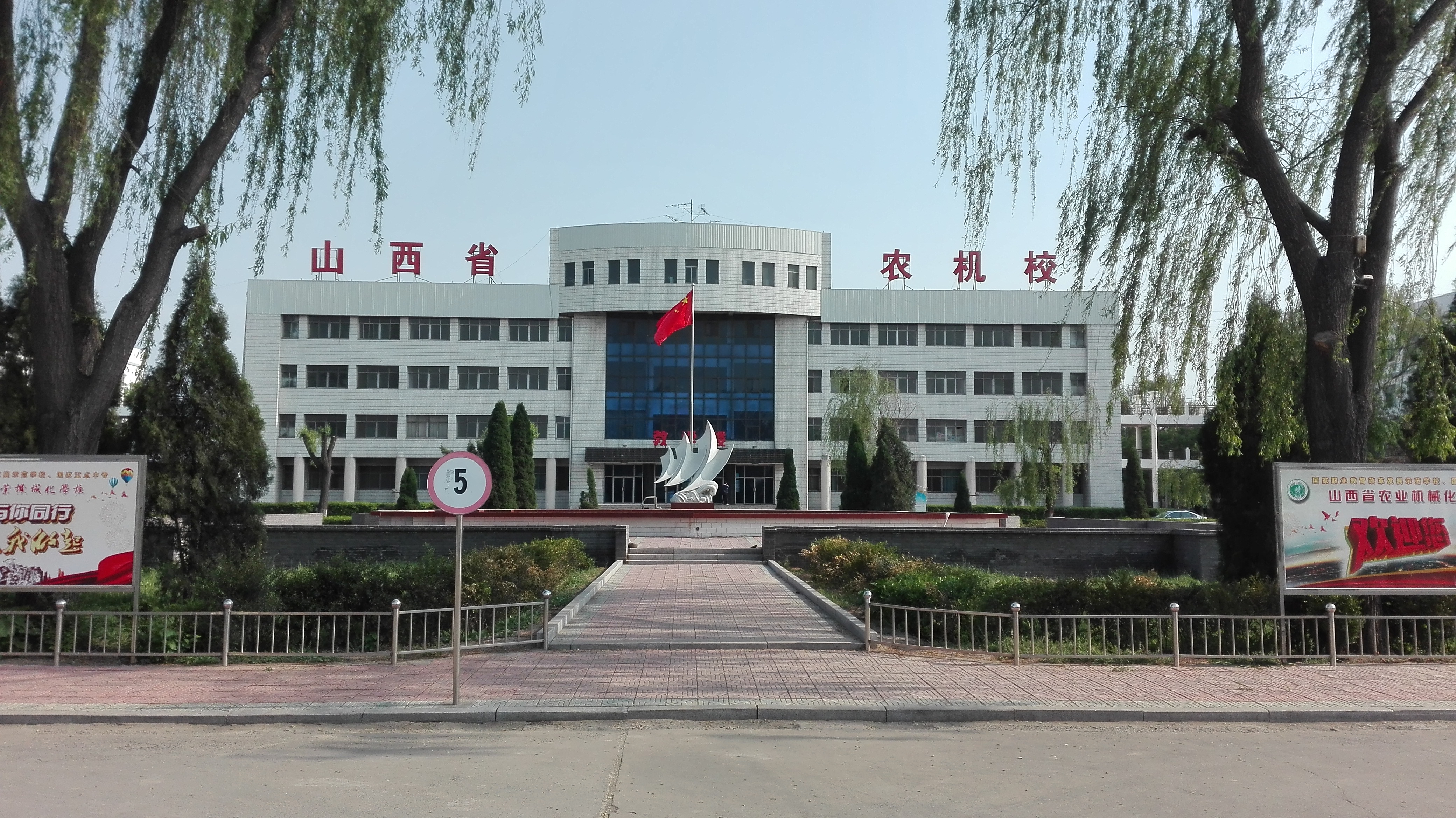 7.她就在那里，已歷春秋一甲子.jpg